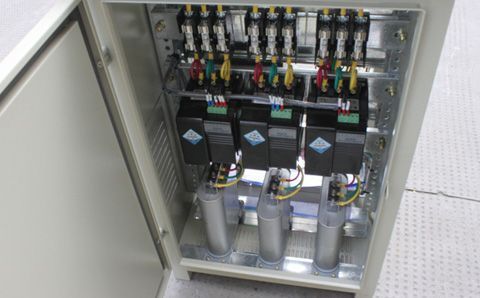 如何快速識別電容器組中有故障的低壓電容器？